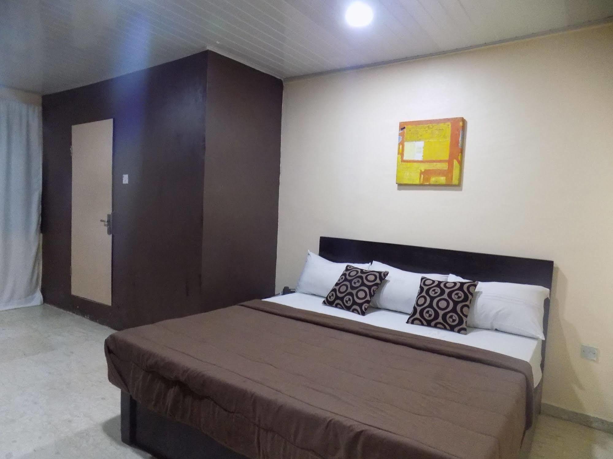 Posh Apartments And Hotel Ikeja Ngoại thất bức ảnh